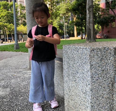 汪小菲晒小玥儿近照：变身高挑有气质的小公主了