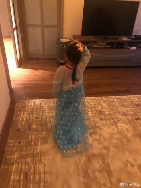 汪小菲晒小玥儿近照：变身高挑有气质的小公主了