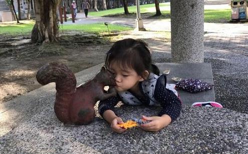 汪小菲晒小玥儿近照：变身高挑有气质的小公主了