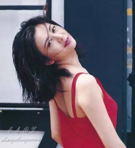 56岁关之琳秀美腿：V字裙风韵十足（图）