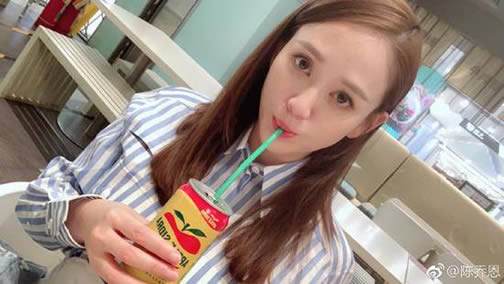 陈乔恩深夜晒美食：甜美笑容十分享受（图）