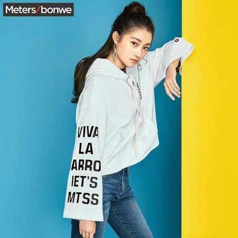 关晓彤穿男友风外套：关晓彤穿衣同款盘点