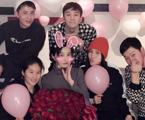 范冰冰庆生合照：甜甜的萌表情活泼可爱（图）