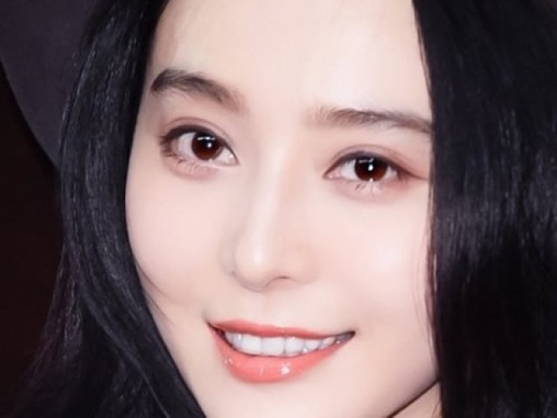 范冰冰庆生合照：甜甜的萌表情活泼可爱（图）