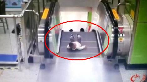 男童差1秒坠落:具体详情真相惊险一幕(图) 男童差1秒坠落:具体详情真相惊险一幕(图)