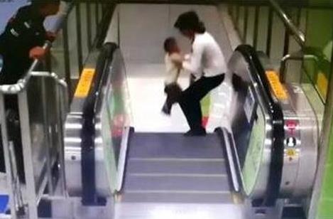 男童差1秒坠落:具体详情真相惊险一幕(图) 男童差1秒坠落:具体详情真相惊险一幕(图)