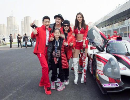 林志颖老婆秀恩爱：红色“战衣”画风齁甜（图）