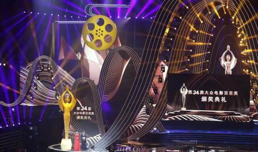 林志玲百花奖礼服:立领款长袖拖地长礼服遭网友喊话 林志玲百花奖礼服:立领款长袖拖地长礼服遭网友喊话