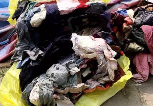 看到这样的衣服千万不要买,可能来自殡仪馆、太平间(图) 看到这样的衣服千万不要买,可能来自殡仪馆、太平间(图)