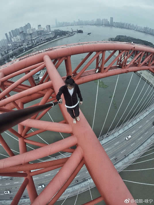 男子作死挑战高空运动,下一秒果然出事了(图) 男子作死挑战高空运动,下一秒果然出事了(图)