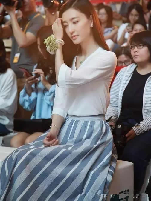 女明星坐姿盘点：女明星怎么做的吸引眼球无数