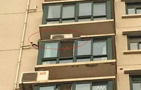 被脱落窗砸中身亡:事件详情背后引人深思(图) 被脱落窗砸中身亡:事件详情背后引人深思(图)