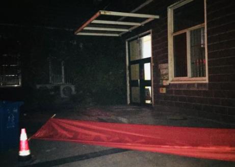 被脱落窗砸中身亡:事件详情背后引人深思(图) 被脱落窗砸中身亡:事件详情背后引人深思(图)