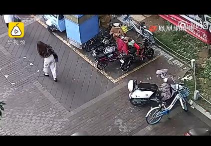 孩子楼顶扔水泥：楼下两女子刚好经过惊险一幕