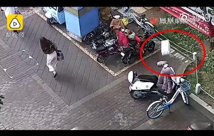 孩子楼顶扔水泥：楼下两女子刚好经过惊险一幕