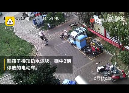 孩子楼顶扔水泥：楼下两女子刚好经过惊险一幕