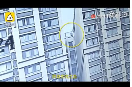 孩子楼顶扔水泥：楼下两女子刚好经过惊险一幕
