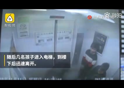 孩子楼顶扔水泥：楼下两女子刚好经过惊险一幕