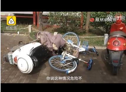 孩子楼顶扔水泥：楼下两女子刚好经过惊险一幕