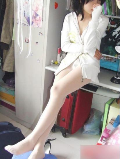 女大学生宿舍私照：罕见私生活写真（宅男福利）