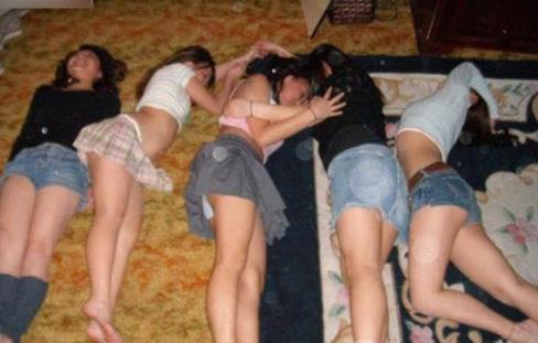 女大学生宿舍私照：罕见私生活写真（宅男福利）