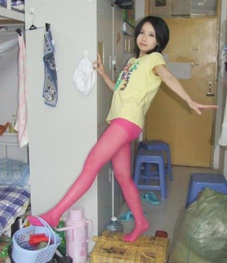 女大学生宿舍私照：罕见私生活写真（宅男福利）