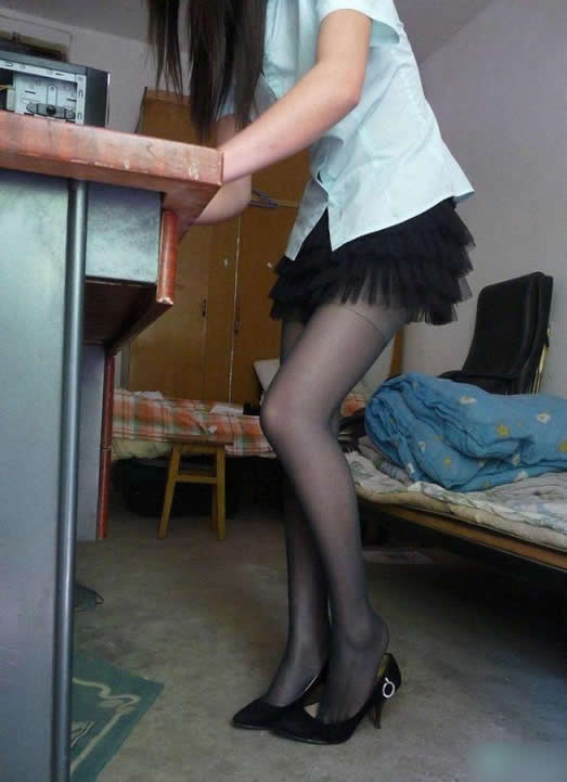 女大学生宿舍自拍美腿