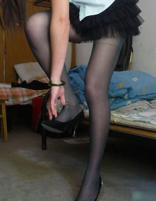 女大学生宿舍自拍美腿