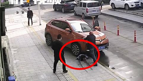 玩手机被卷入车底：具体怎么回事详情动态画面真相