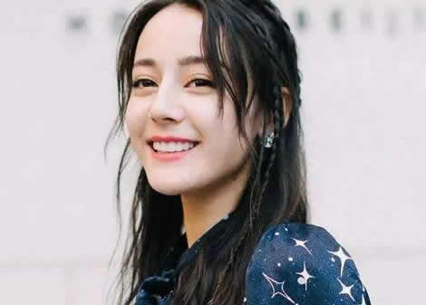 迪丽热巴敷面膜逛街:时刻保养边笑边逛街(图) 迪丽热巴敷面膜逛街:时刻保养边笑边逛街(图)