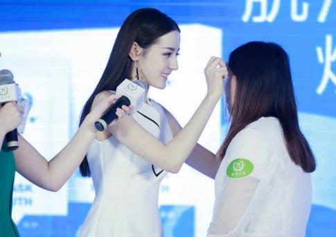 迪丽热巴敷面膜逛街:时刻保养边笑边逛街(图) 迪丽热巴敷面膜逛街:时刻保养边笑边逛街(图)