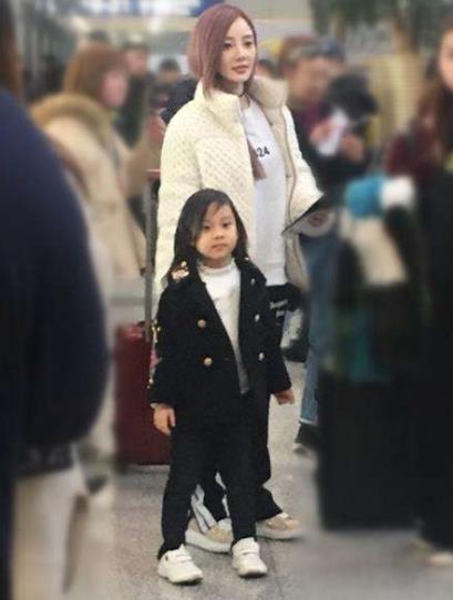 偶遇李小璐母女：李小璐打扮厚实甜馨一身黑色羽绒服
