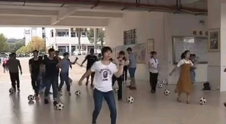 中小学推足球舞:现场片段画面妖娆具体详情一览 中小学推足球舞:现场片段画面妖娆具体详情一览