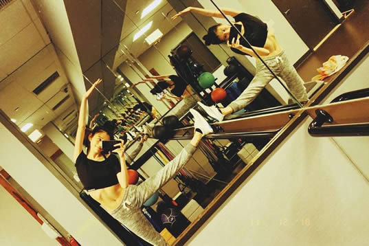 奚梦瑶维密秀后健身：俏皮可爱秀出小蛮腰和马甲线