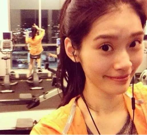 奚梦瑶维密秀后健身：俏皮可爱秀出小蛮腰和马甲线