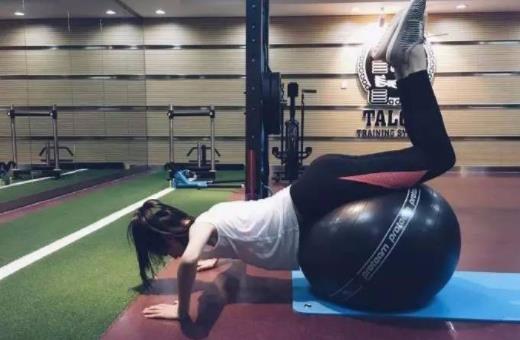 奚梦瑶维密秀后健身：俏皮可爱秀出小蛮腰和马甲线