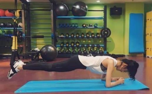 奚梦瑶维密秀后健身：俏皮可爱秀出小蛮腰和马甲线