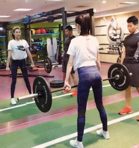 奚梦瑶维密秀后健身：俏皮可爱秀出小蛮腰和马甲线