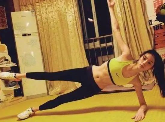 奚梦瑶维密秀后健身：俏皮可爱秀出小蛮腰和马甲线