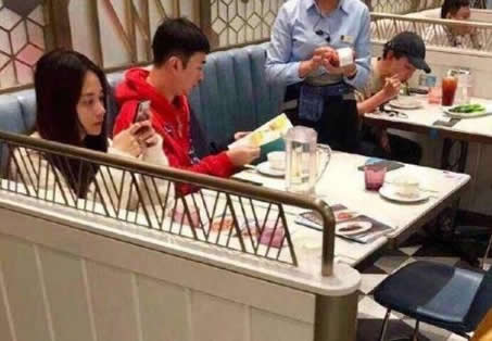 偶遇王思聪 焦可然共进晚餐:热聊满面笑容相处愉快 偶遇王思聪 焦可然共进晚餐:热聊满面笑容相处愉快