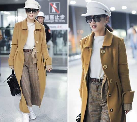 黄圣依见粉丝露甜笑：时尚卡其色风衣自信甜笑