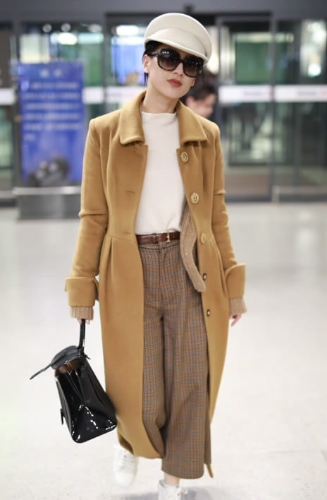 黄圣依见粉丝露甜笑：时尚卡其色风衣自信甜笑