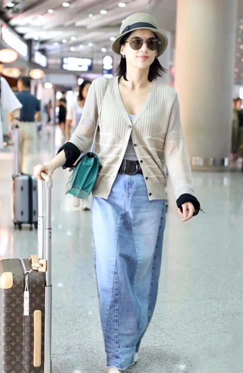 黄圣依见粉丝露甜笑：时尚卡其色风衣自信甜笑