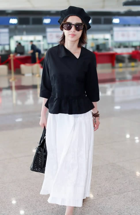 黄圣依见粉丝露甜笑：时尚卡其色风衣自信甜笑