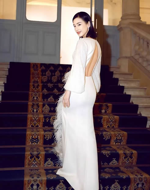 黄圣依见粉丝露甜笑：时尚卡其色风衣自信甜笑