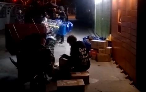 快递熬夜抢快递柜:了解详情内幕背后让人心酸触动 快递熬夜抢快递柜:了解详情内幕背后让人心酸触动