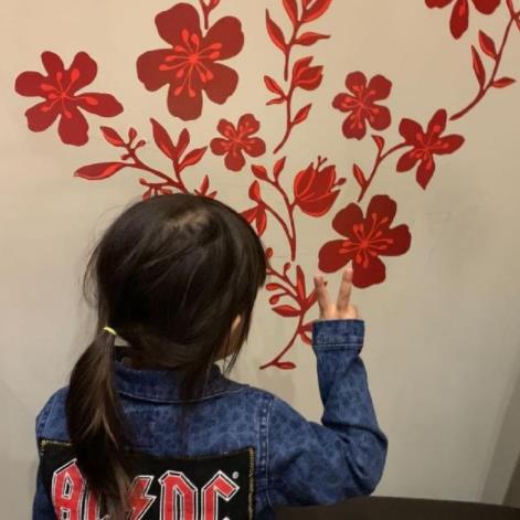 周杰伦晒小周周近照：穿牛仔上衣卖萌可爱（图）