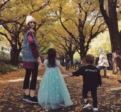 周杰伦晒小周周近照：穿牛仔上衣卖萌可爱（图）