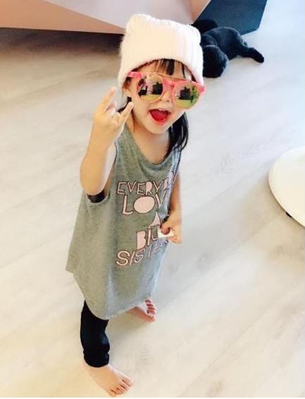 周杰伦晒小周周近照：穿牛仔上衣卖萌可爱（图）