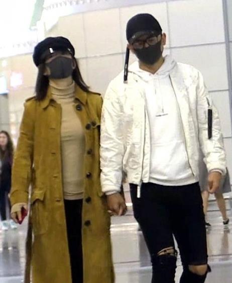 张杰谢娜变口罩cp:低调出镜大方牵手(图) 张杰谢娜变口罩cp:低调出镜大方牵手(图)